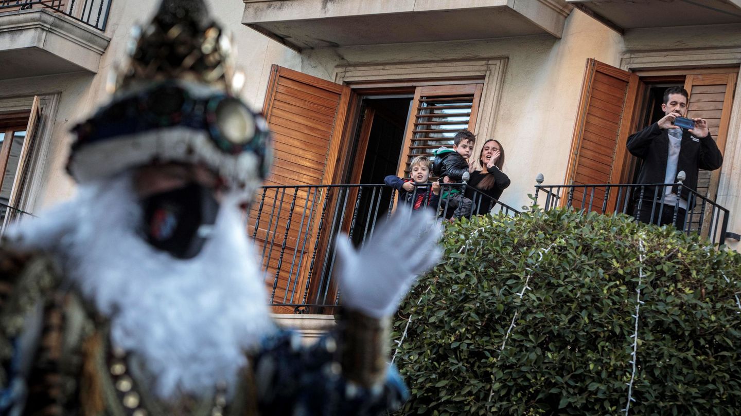 Los Reyes Magos pasaron en enero del 2021 por las calles de muchos pueblos para saludar a los niños y niñas que les esperaban desde las ventanas y balcones. (EFE/Biel Aliño)