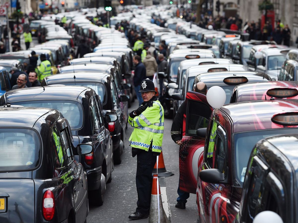 Foto: Taxis y VTC en el centro de Londres. (Reuters)