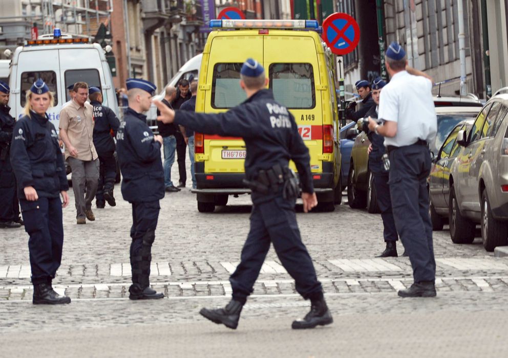 Foto: Los agentes de Policía acordonaron la zona del tiroteo cerca del Museo Judío en Bruselas. (Efe)