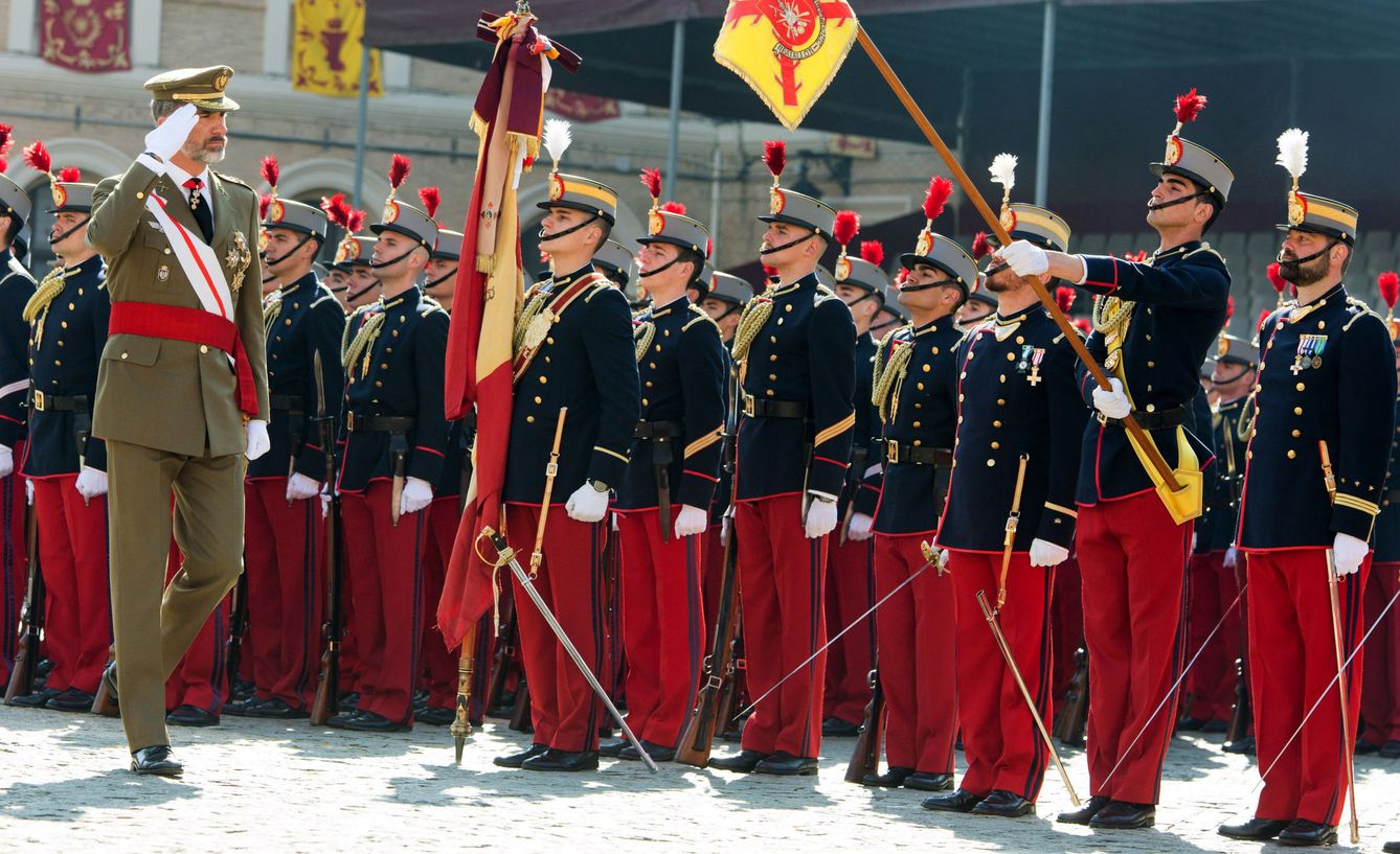 Foto: El rey Felipe pasa revista a las tropas formadas, en el Patio de Armas de la Academia General Militar de Zaragoza. (EFE)
