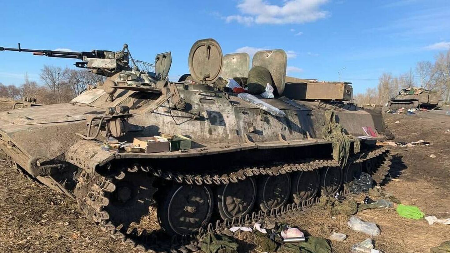 Transportes de tropas rusos MT-LB abandonados. (Ukrainian MoD)