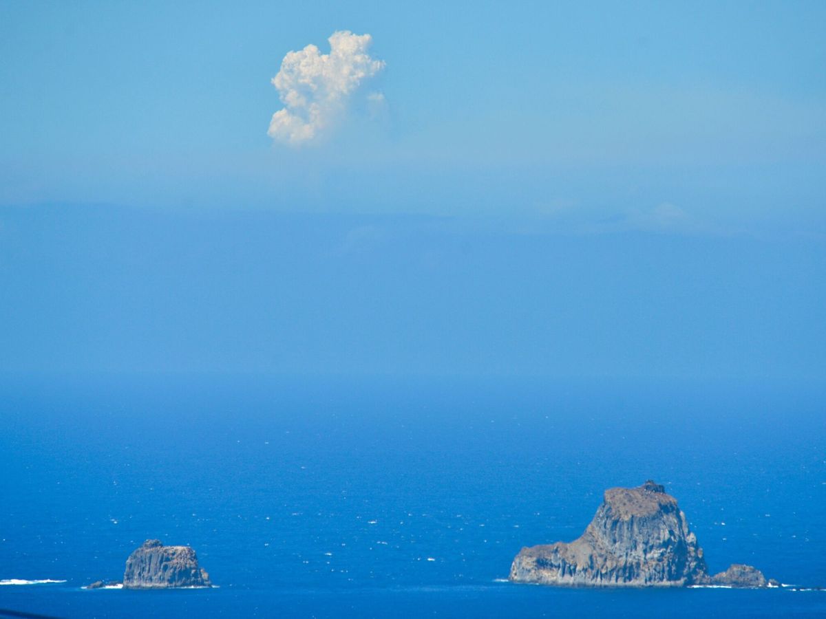 Foto: Vista de la columna de humo del volcán de Cumbre Vieja en La Palma. (EFE)