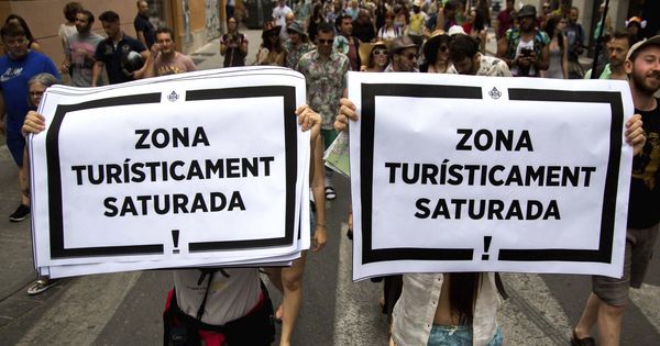 Foto: Protesta contra la saturación de apartamentos turísticos en Valencia. (EFE)