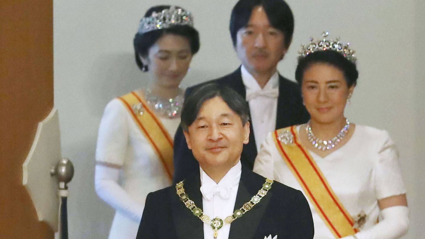 Los nuevos emperadores junto a sus herderos. (Reuters)