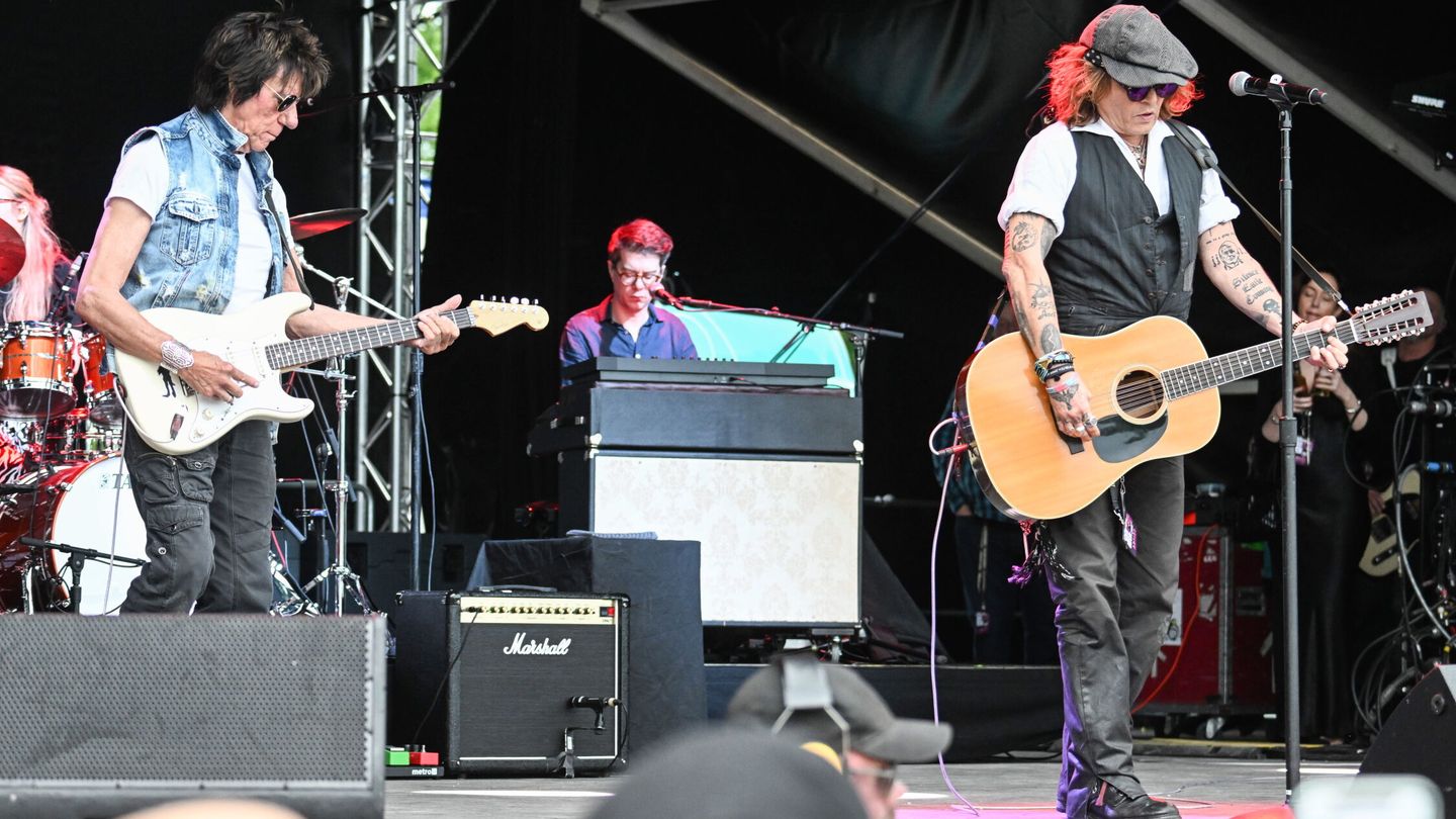 El guitarrista Jeff Beck toca junto a Johnny Depp. (EFE)