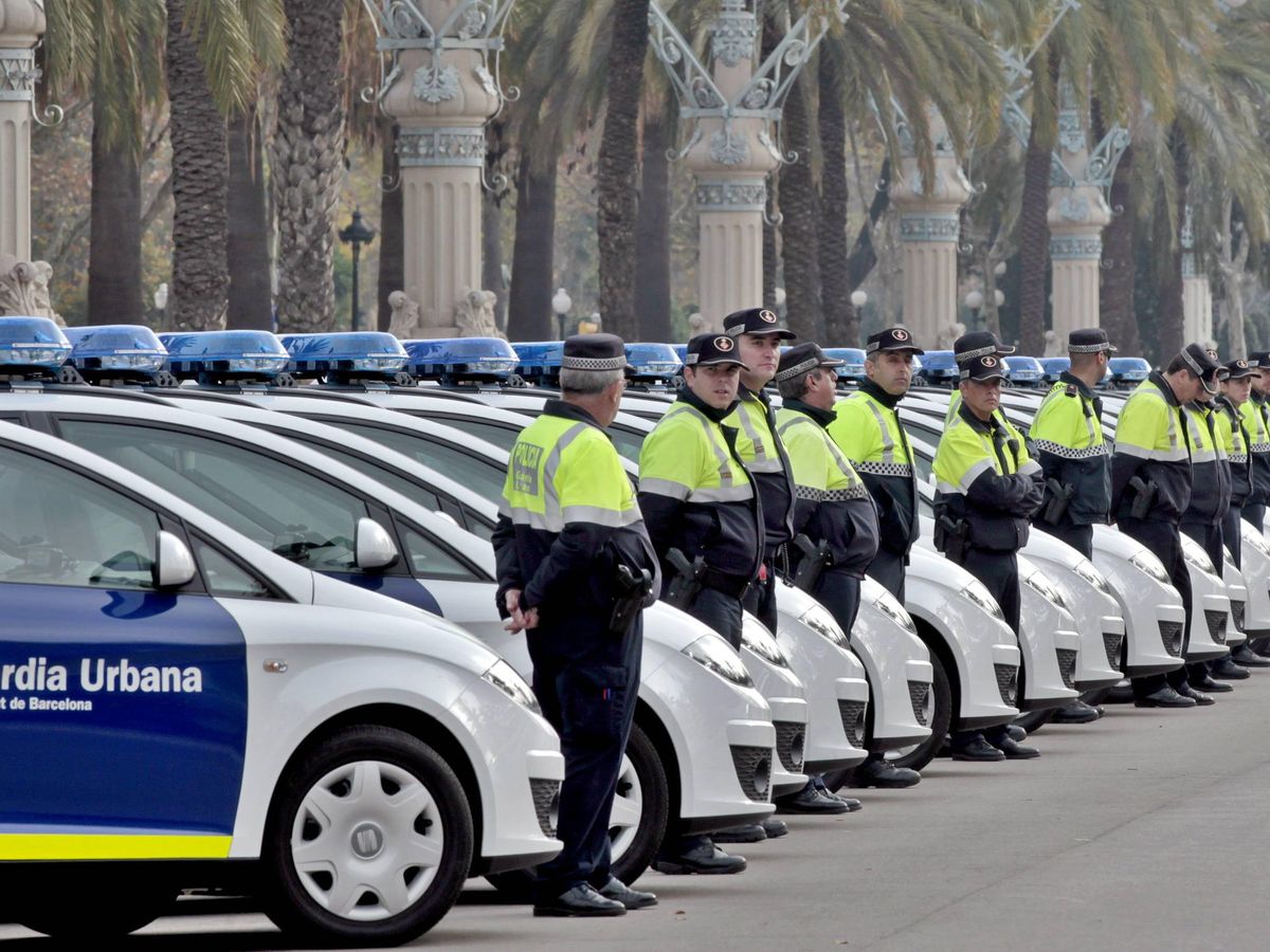Foto: Agentes de la Guardia Urbana, en Barcelona. (EFE/Alberto Estévez)