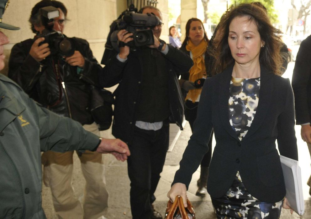 Foto: La juez de los ERE, Mercedes Alaya, a su llegada a los juzgados de Sevilla (Efe)