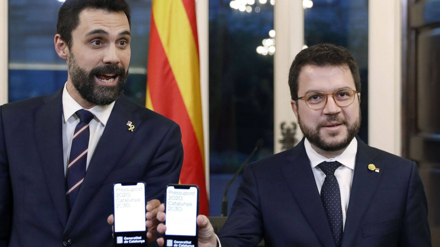 Pere Aragonès y Roger Torrent durante el acto de entrega al Parlamento de Cataluña el Proyecto de ley de presupuestos de la Generalitat para el 2020. (EFE)