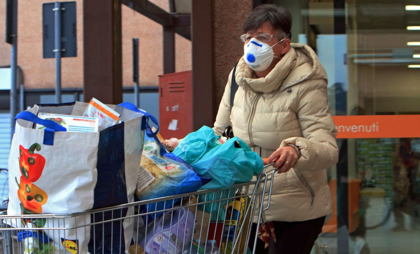 Una mujer sale del supermercado en Casalpusterlengo. (EFE)