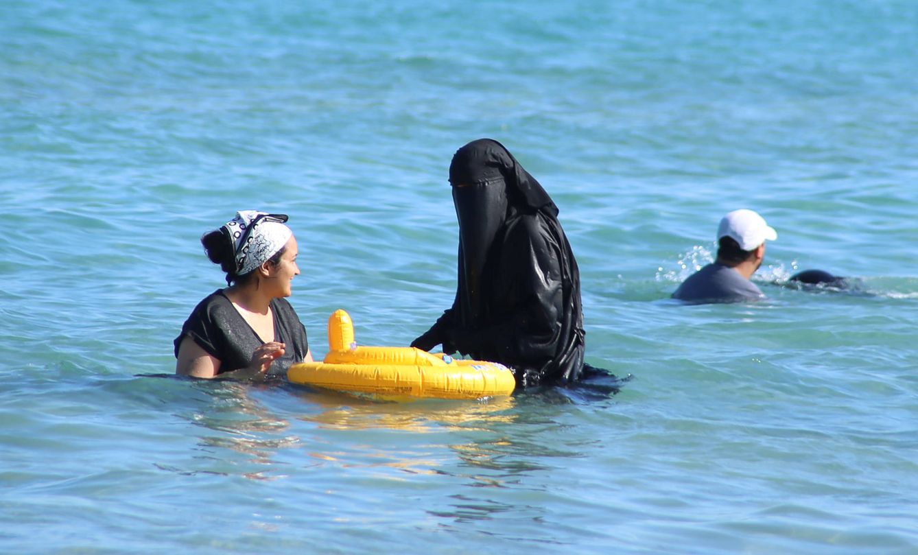 Una mujer se baña con niqab en una playa de Bizerte, Túnez, el 21 de julio de 2016 (Reuters). 
