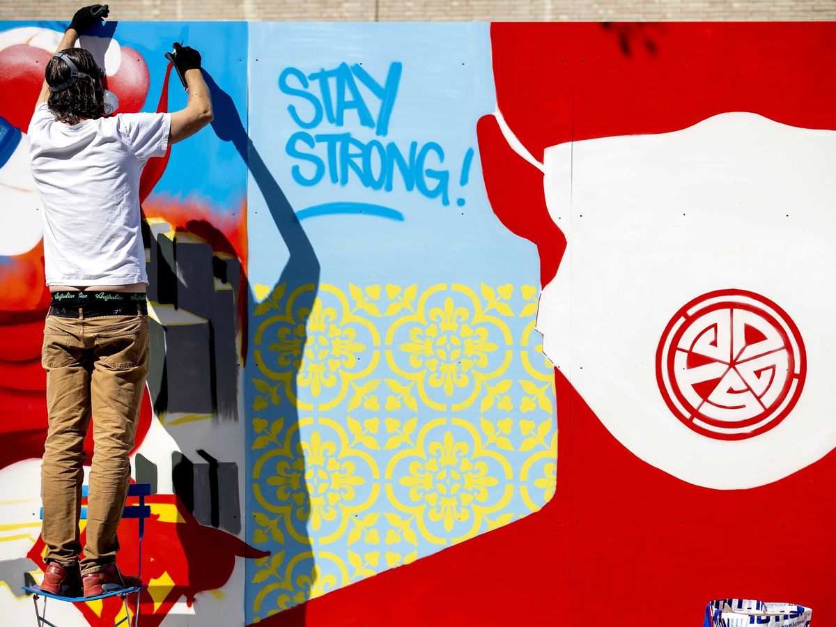 Foto: Mural callejero en apoyo a víctimas y trabajadores sanitarios por el coronavirus. (EFE)