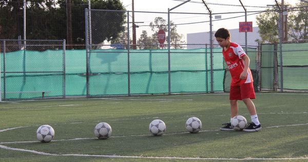 Foto: Un niño entrena en un campo de fútbol. (EFE)
