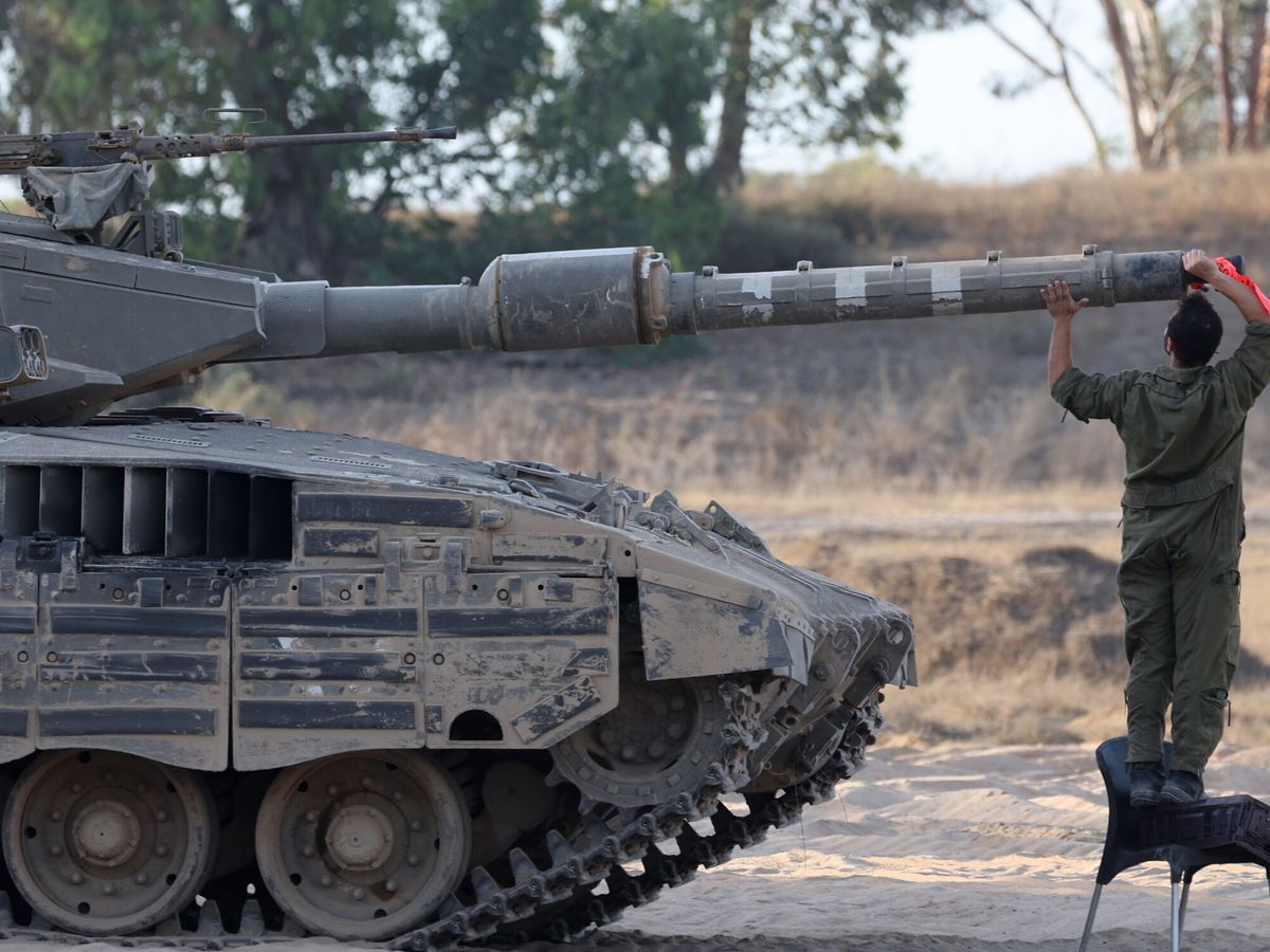 Foto: Un soldado de las IDF inspecciona un tanque cerca de Gaza. (EFE/Abir Sultan)