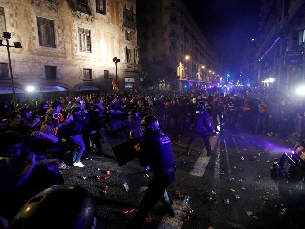 Foto: La policía contiene a los manifestantes en Barcelona. (Reuters)