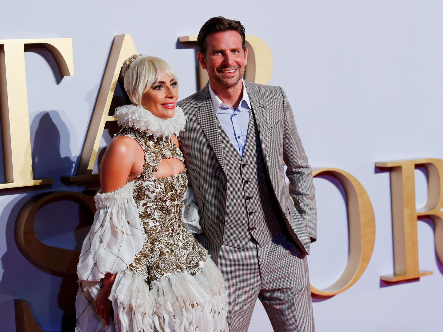 Lady Gaga y Bradley Cooper en la première londinense de 'Ha nacido una estrella'. (Reuters)