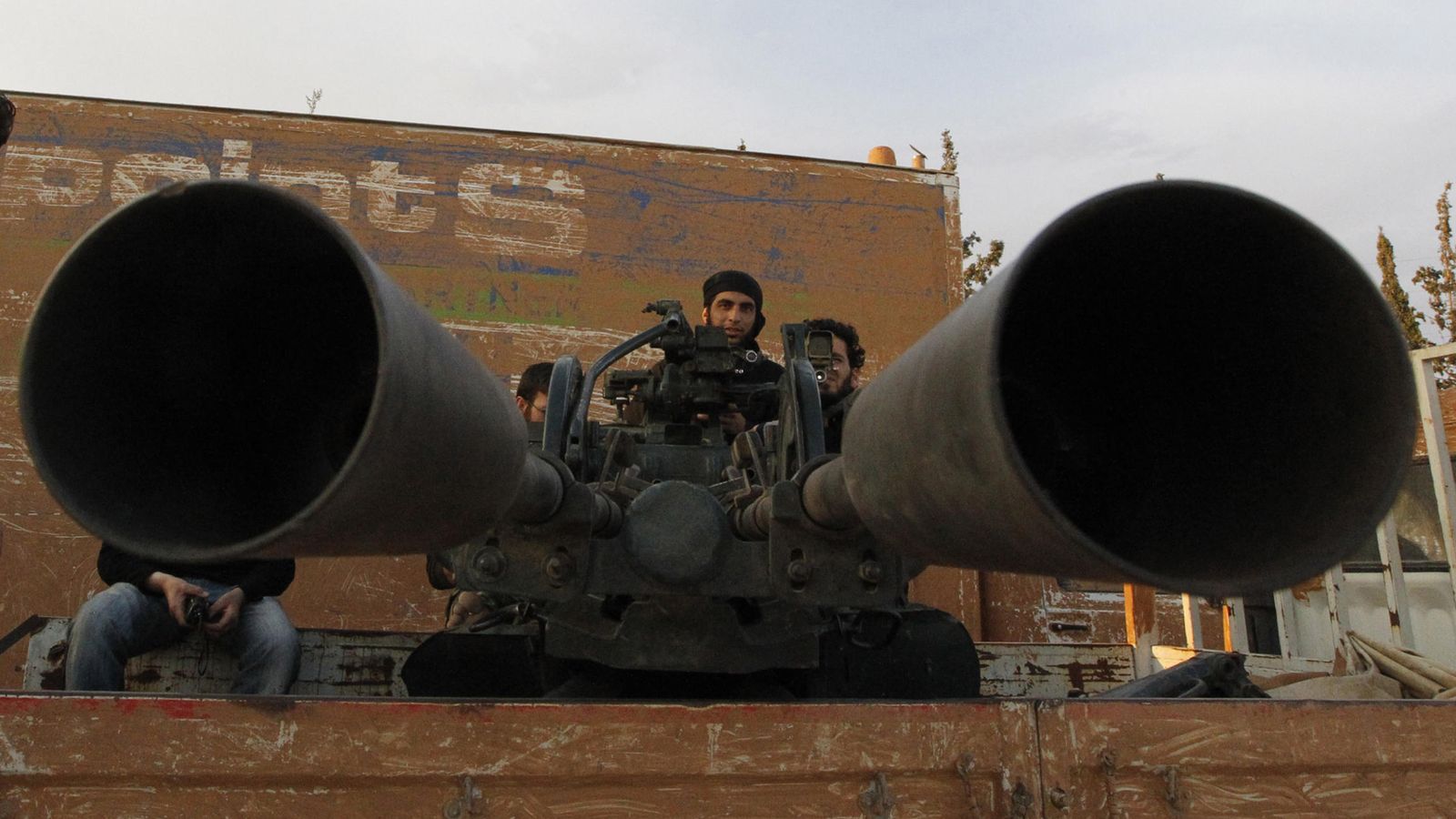 Foto: Un combatiente del ESL sentado en un vehículo montado con una precaria arma antiaérea en Hama, en mayo de 2014 (Reuters)