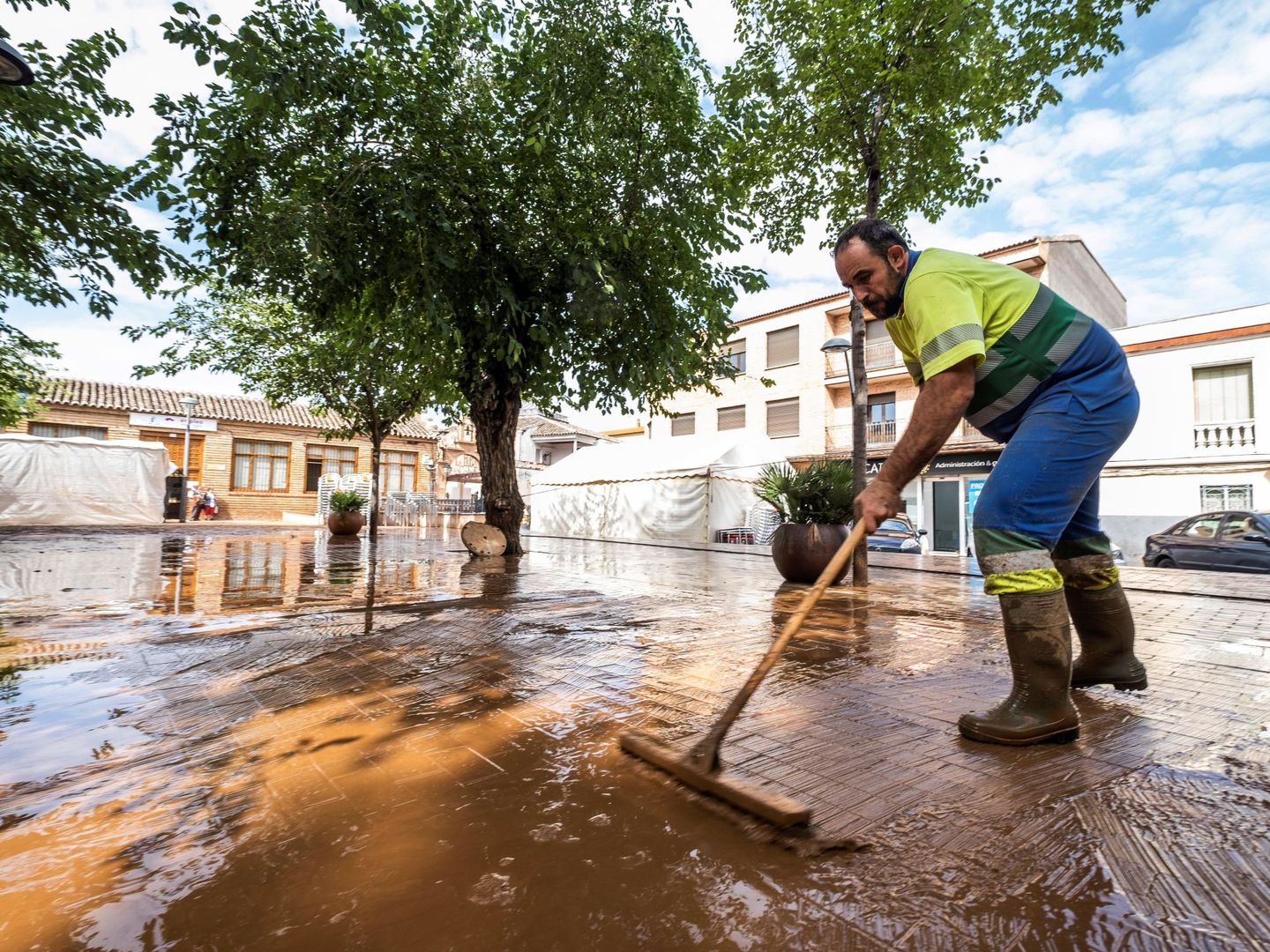 Un operario trabaja en una calle de la localidad toledana de Mora. (EFE)