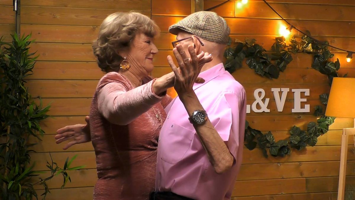 El desliz de un soltero de 87 años mientras baila con su cita de 'First Dates': "Si me arrimo mucho, se me pone…"