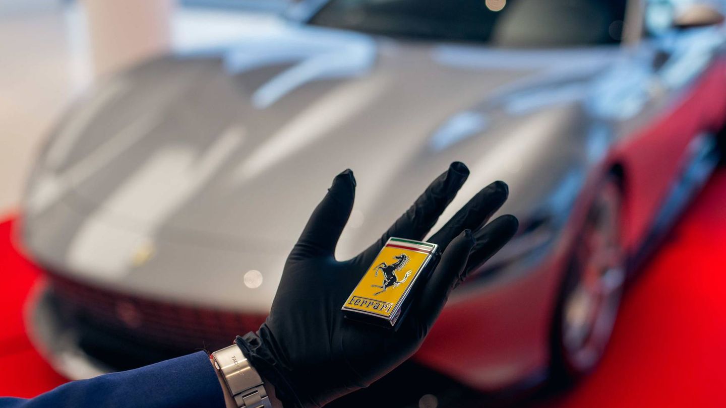 Estrena llave electrónica con un gran escudo Ferrari. 