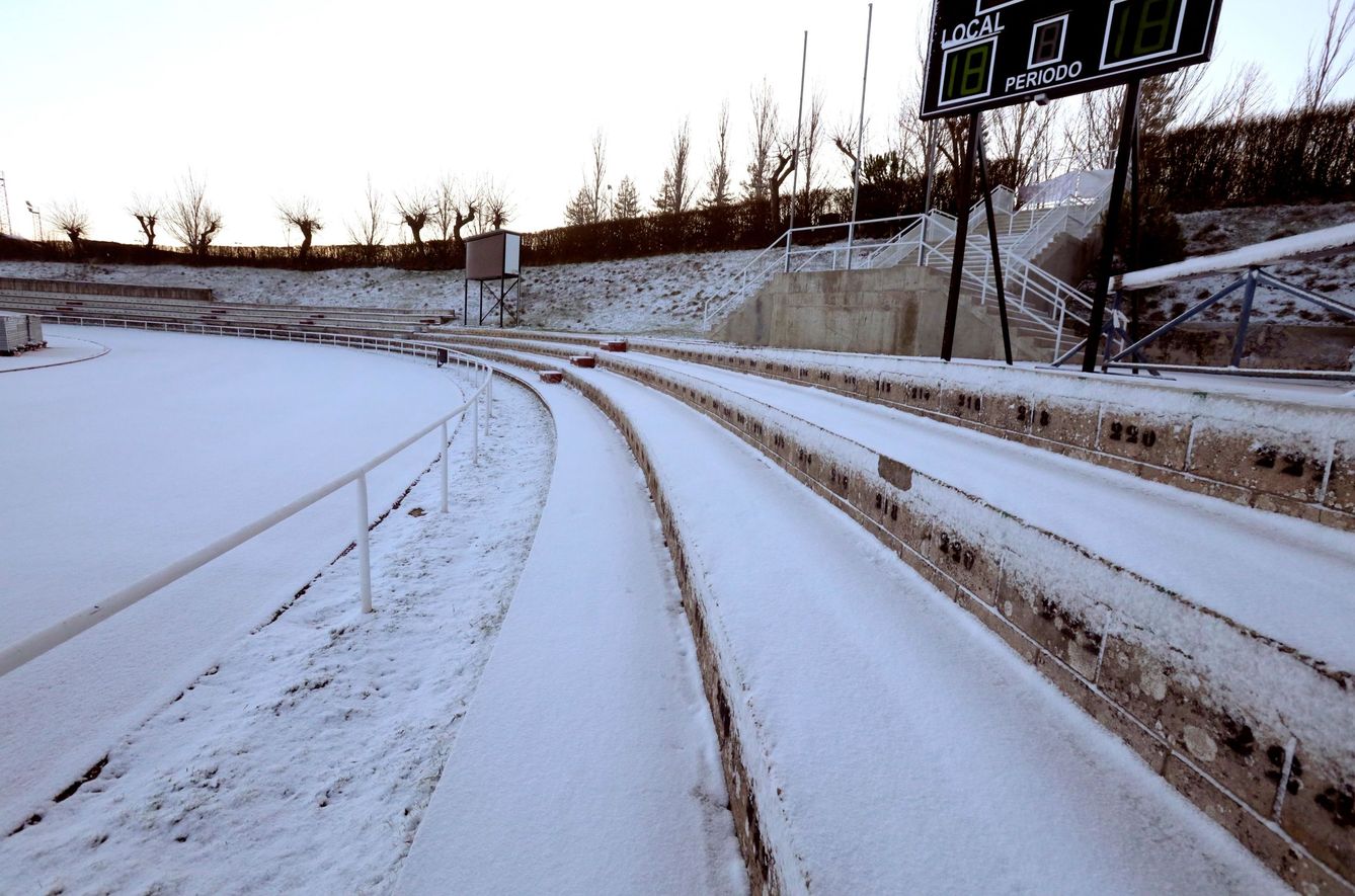 Vista de la nieve acumulada en el campo y en las gradas del estadio Pistas del Helmántico, en pleno enero. (EFE/J.M. García)