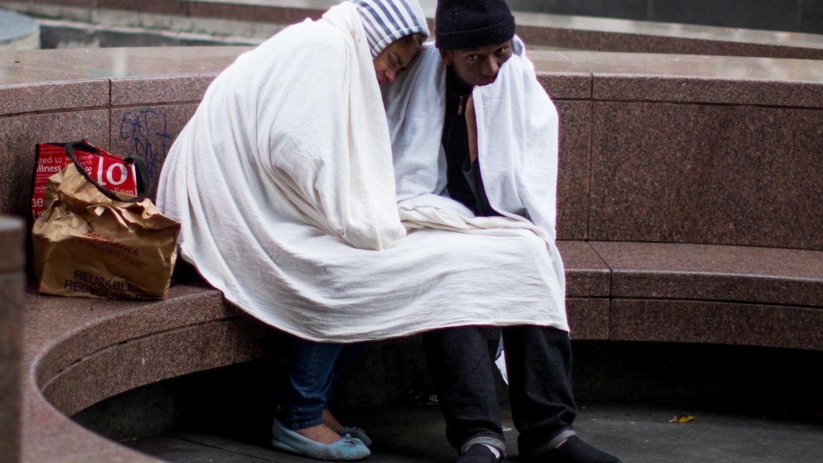 Foto: Una pareja sin techo en el centro de Los Ángeles (Reuters).