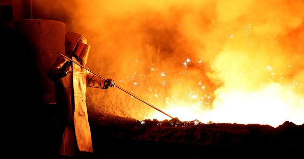 Foto: Un trabajador del acero, durante sus labores en una fundición. (EFE)