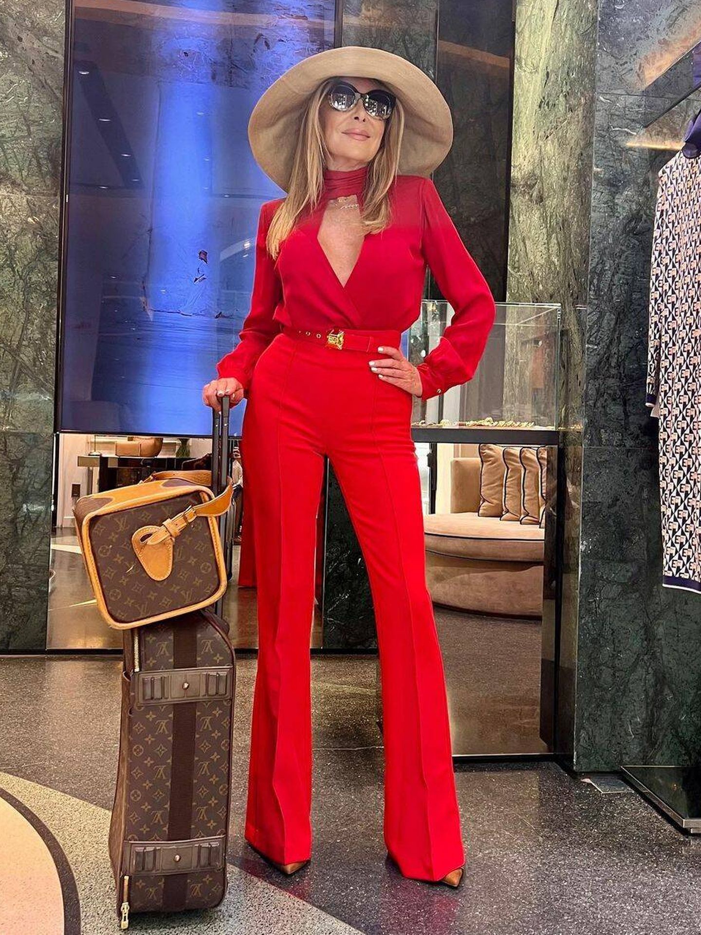 Ana Obregón, con un estilismo rojo de Elisabetta Franchi. (Instagram @ana_obregon_oficial)