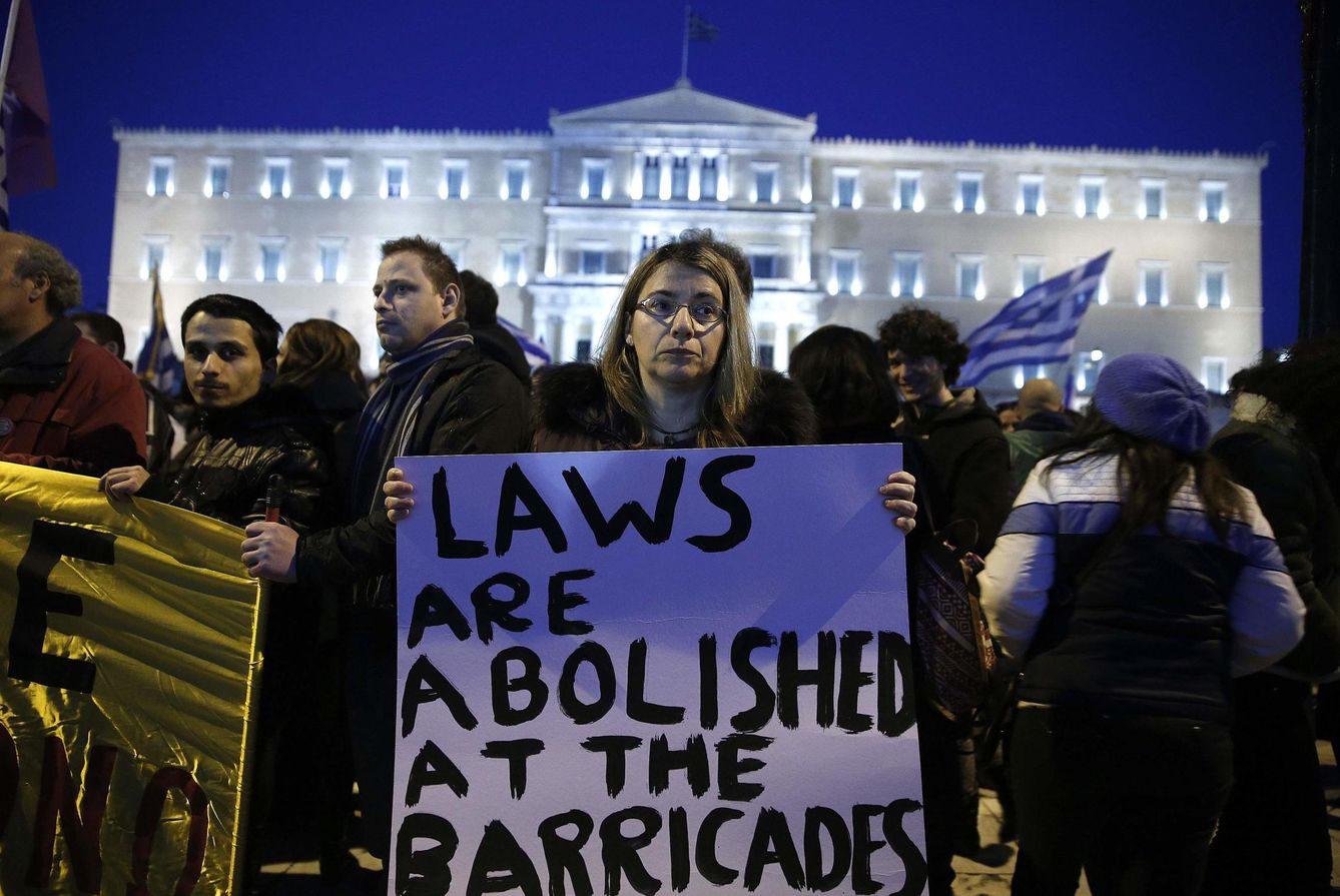 Manifestantes durante una protesta en apoyo al Gobierno griego celebrada el 15 de febrero en Atenas (Reuters).
