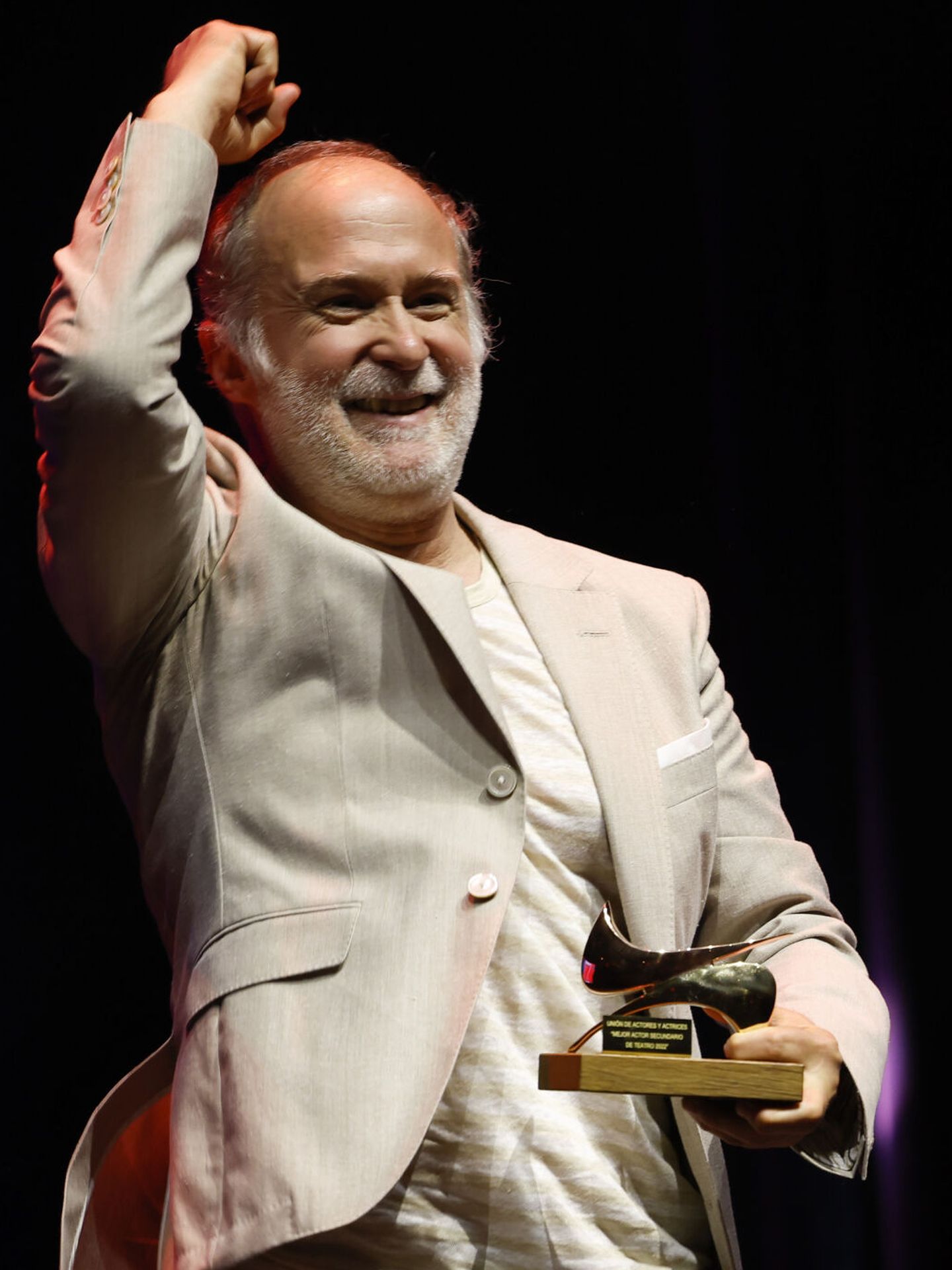 Luis Bermejo al recibir el premio al mejor actor secundario de teatro por 'Los santos inocentes', durante la gala de los XXXI Premios de la Unión de Actores y Actrices. (EFE/Juanjo Martín)
