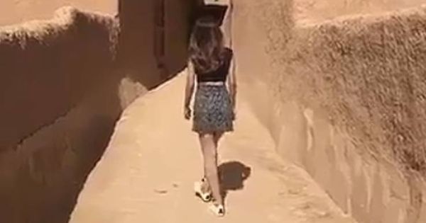 Foto: Imagen del vídeo en el que la joven pasea en minifalda y camiseta corta. 
