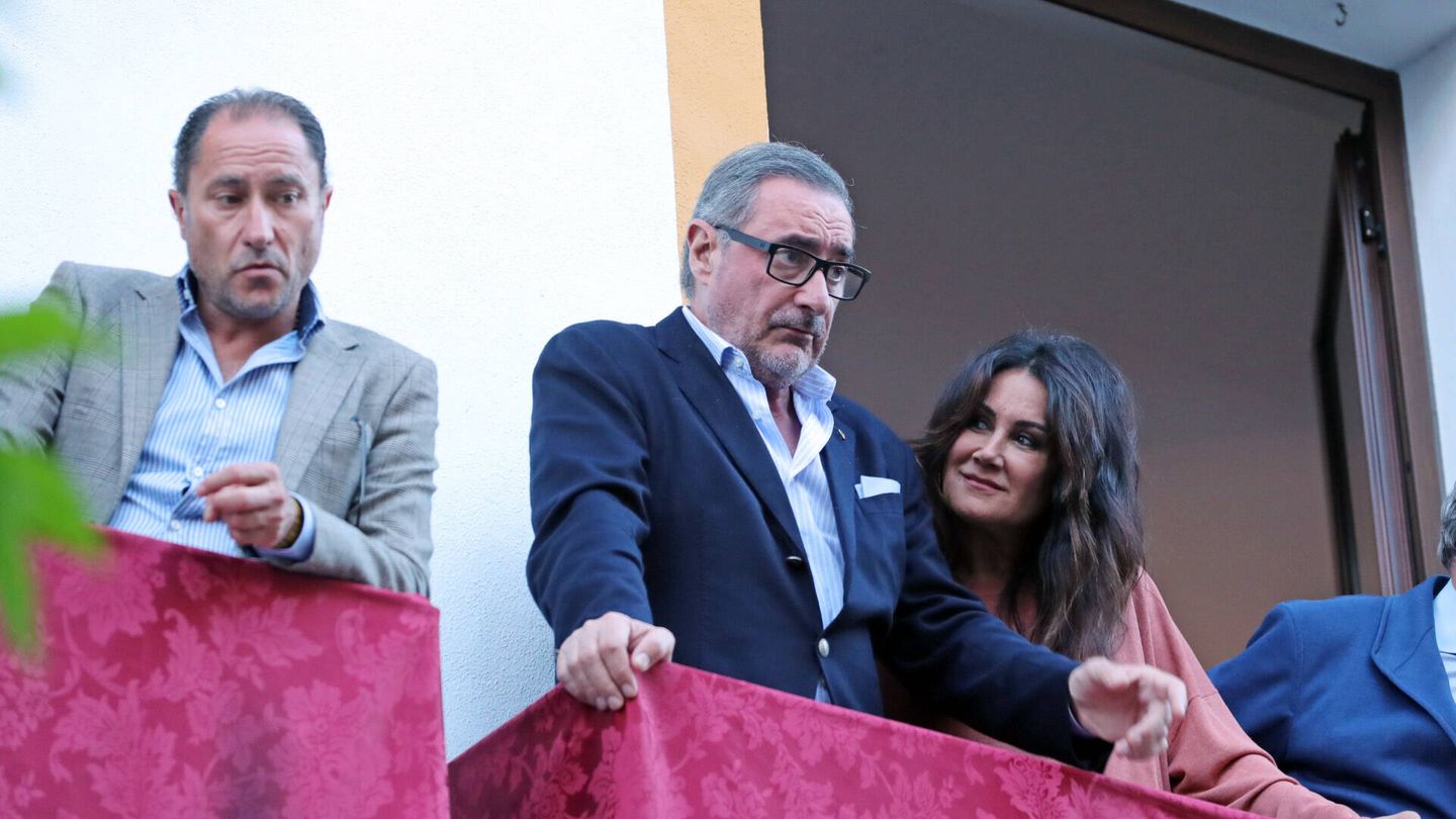 Carlos Herrera y Pepa Gea, en la Semana Santa de Sevilla. (Gtres)