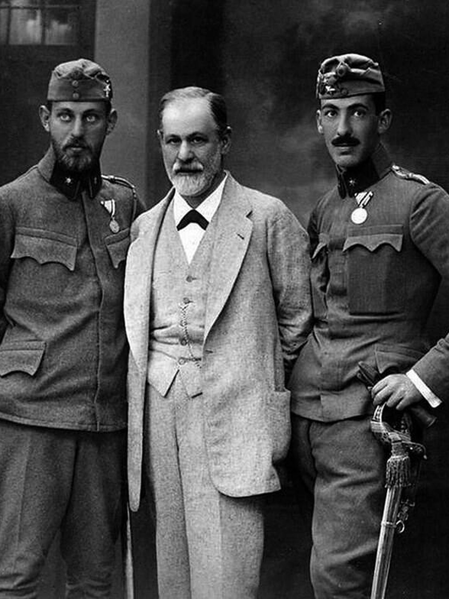 Sigmund Freud con sus hijos en 1914 (Creative Commons)