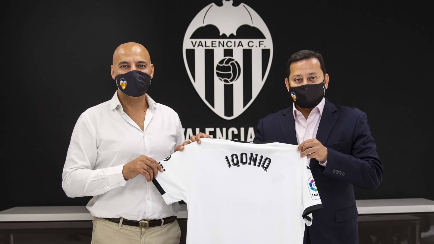 A la izquierda, Kazim Atilla, CEO de Iqoniq, tras firmar su acuerdo. (Foto: Valencia CF)