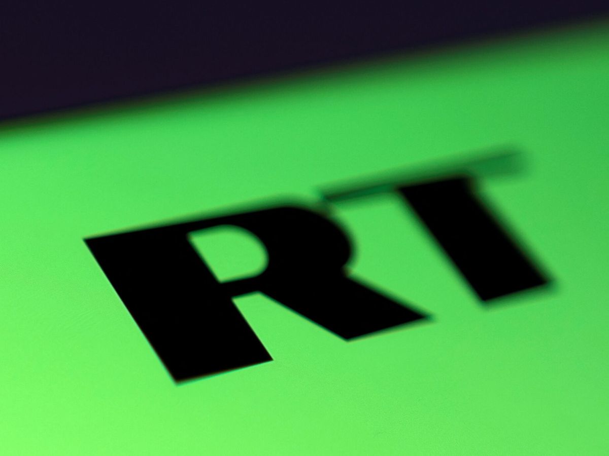 Foto: Logo del canal ruso RT. (Reuters/Dado Ruvic)