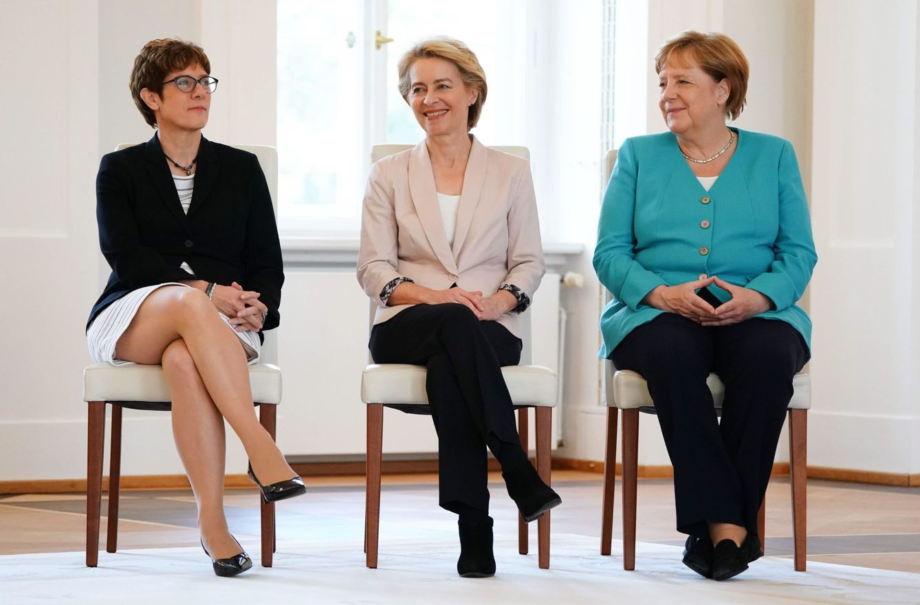 Annegret Kramp-Karrenbauer (AKK), la nueva ministra de Defensa, Ursula von der Leyen y la canciller Angela Merkel. (Reuters)