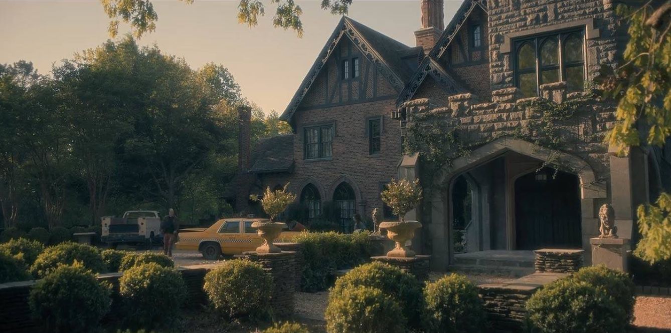 Entrada de la mansión, en la serie 'La maldición de Hill House'. (Netflix)