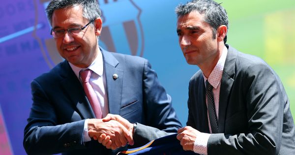 Foto: Josep Maria Bartomeu y Ernesto Valverde, en una imagen de la presentación del segundo como entrenador del FC Barcelona en junio de 2017. (Reuters)