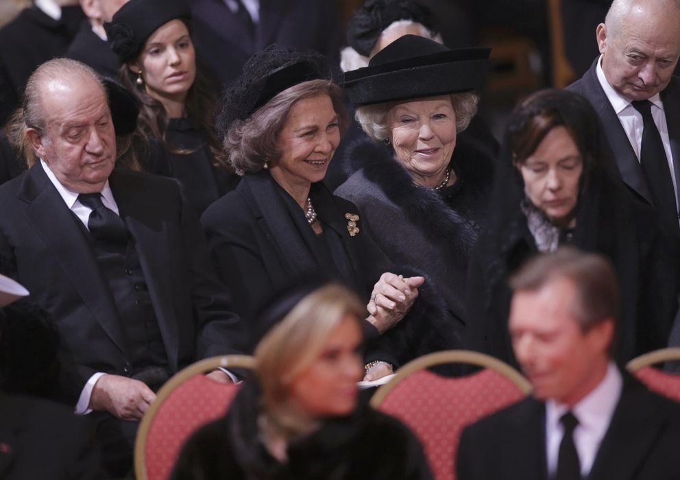 Foto: Los Reyes eméritos en el funeral de Fabiola de los belgas (Reuters)