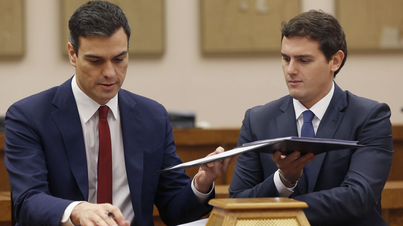 Foto: Pedro Sánchez y Albert Rivera firman su acuerdo de gobierno en el Congreso de los Diputados. (EFE)