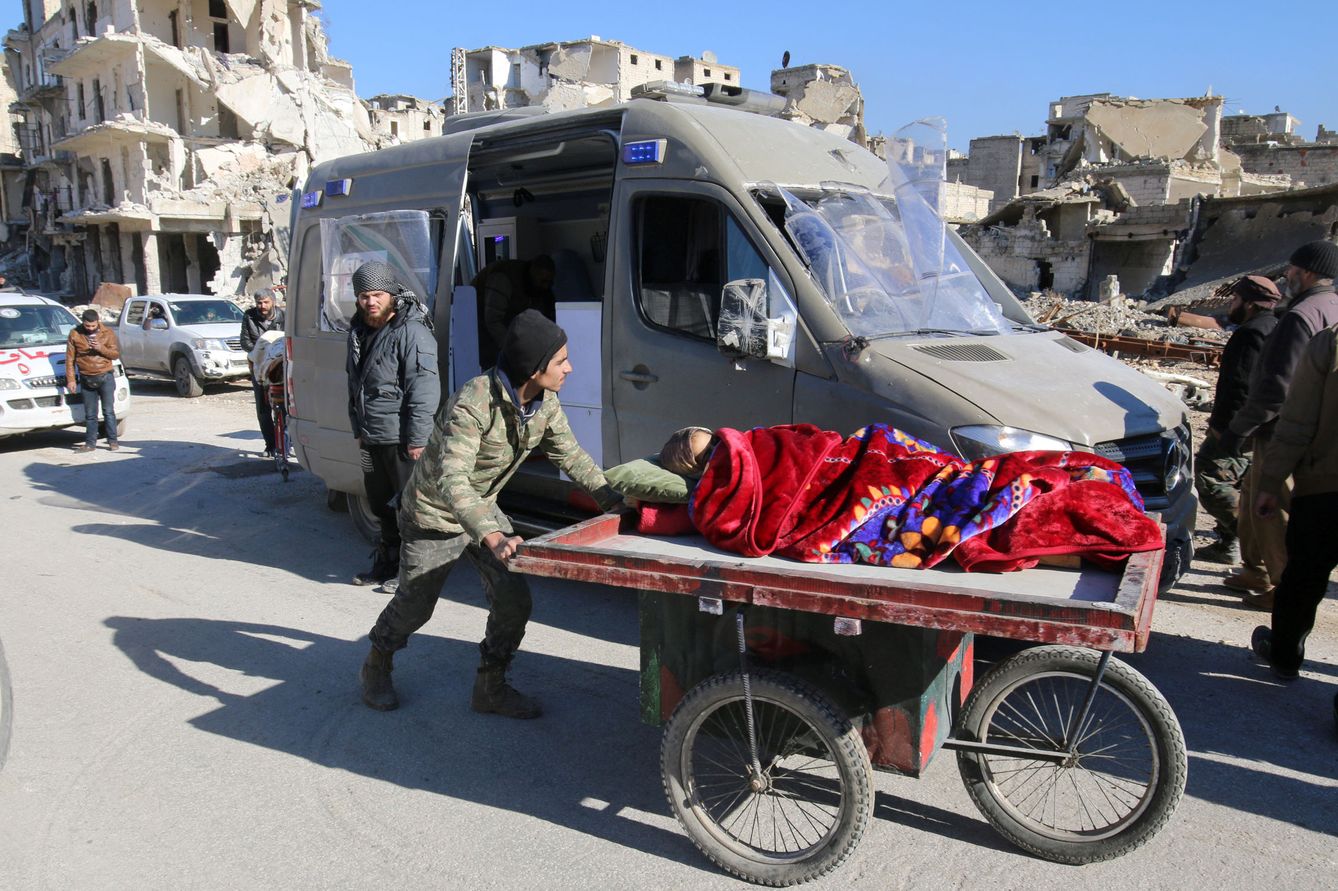 Foto: Un hombre empuja un carreta con una mujer herida en la zona de Alepo evacuada, el 15 de diciembre de 2016 (Reuters).