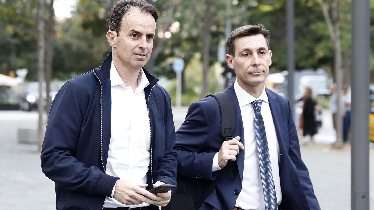 Josep Santacana junto a Juan Segarra, su abogado, en otoño en Barcelona. (EFE/Andreu Dalmau) 