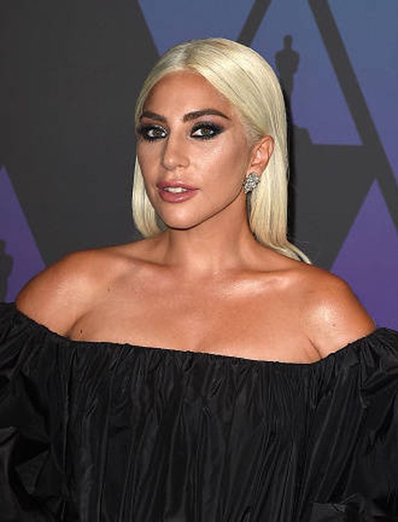 Lady Gaga unos días apuesta por el blanco otras por el moreno. (Getty)