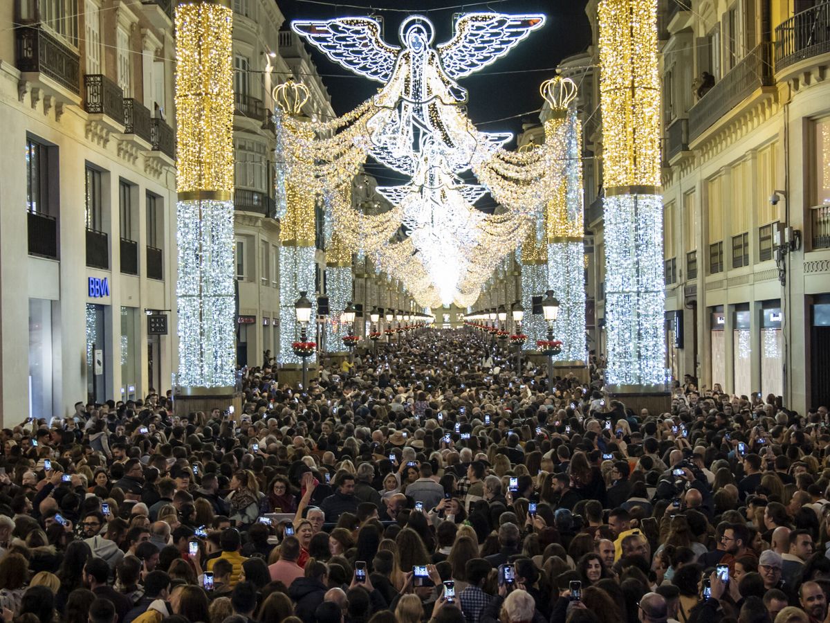 Foto: Alumbrado de Navidad en la calle Larios, en Málaga. (EFE/Daniel Pérez)