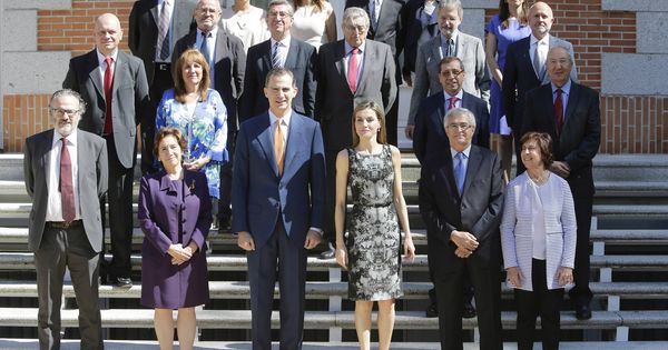Foto: Los Reyes, junto a los representantes de la Asociación de la Prensa de Madrid (APM). (Gtres)