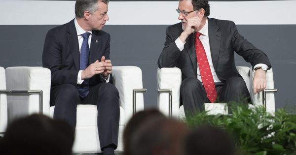 Foto: El presidente del Gobierno, Mariano Rajoy, conversa con el lendakari, Iñigo Urkullu, en una imagen de archivo. (EFE)