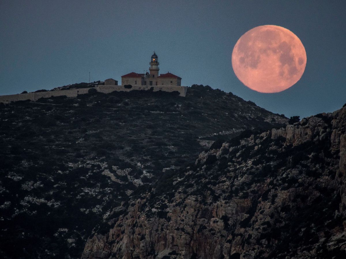 Foto: Luna azul en Mallorca (EFE)