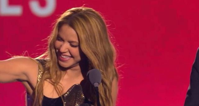 Shakira tras recoger su premio a la mejor canción. (RTVE)