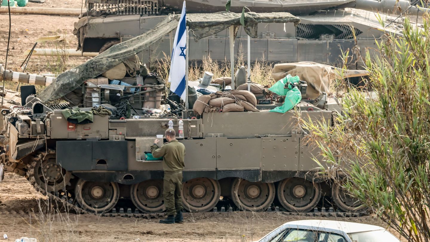 Soldados israelíes en la frontera con Gaza. (Reuters)