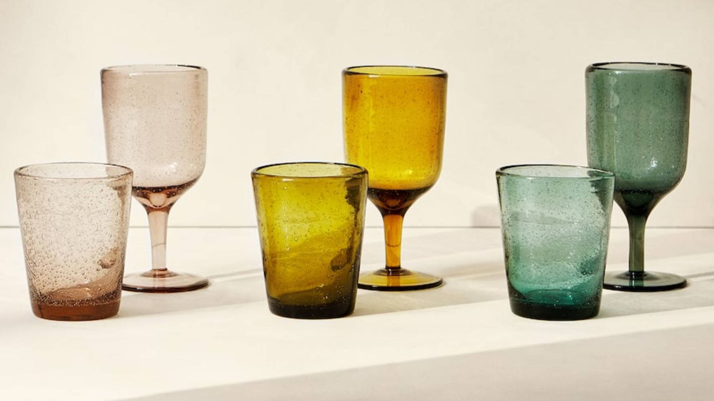Vasos y copas de colores de Zara Home. (Cortesía)