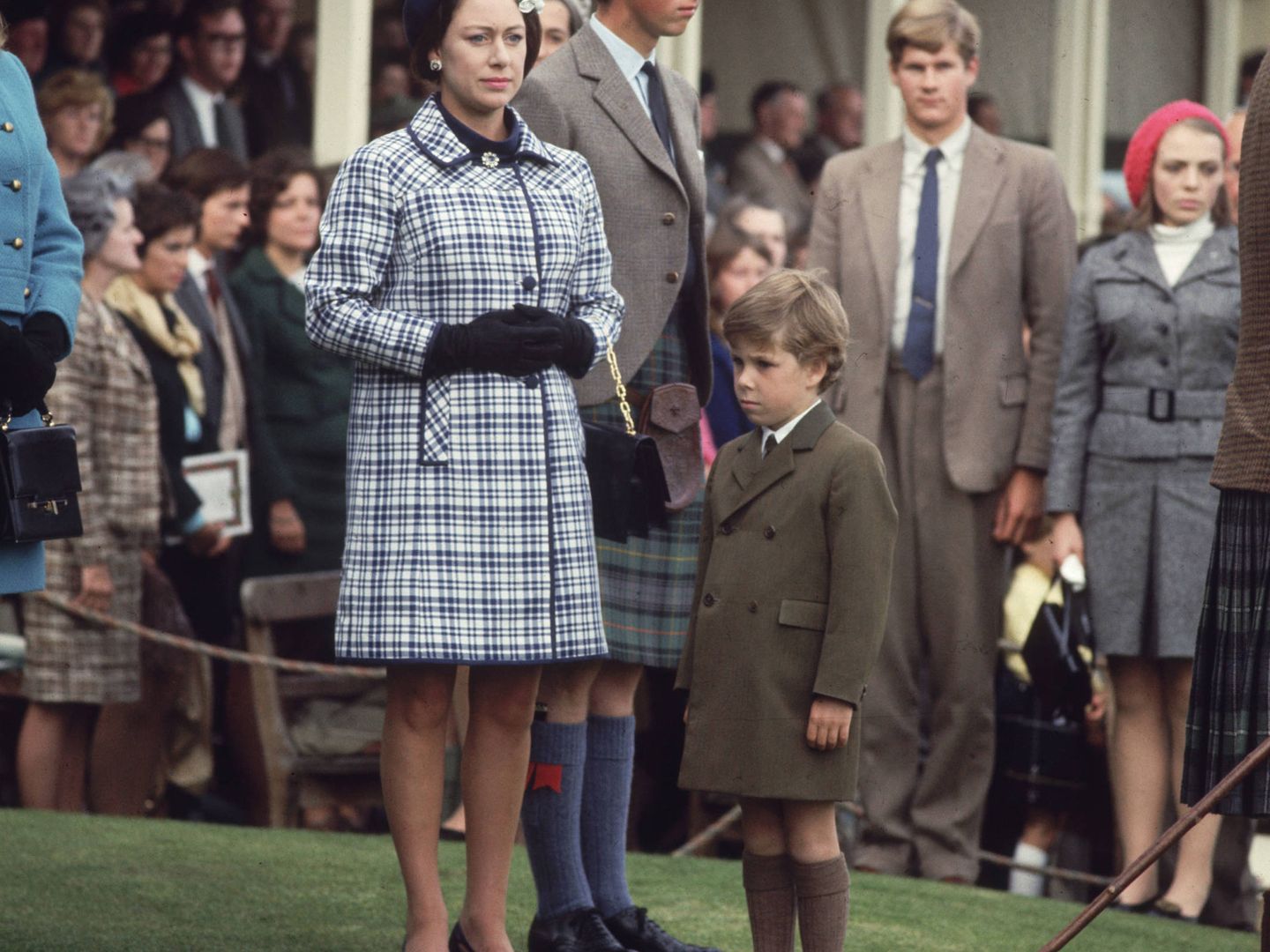 Lord Snowdon, con su madre y su primo Carlos. (Getty)